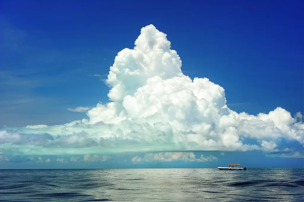 海と雲の景色