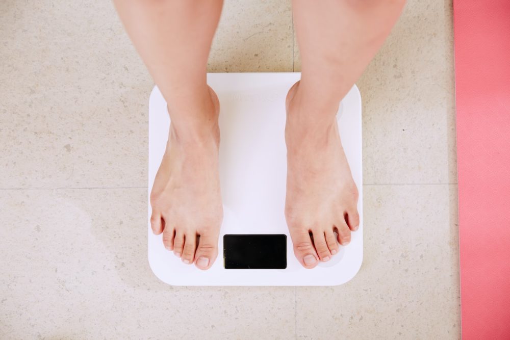 体重を測っている女性